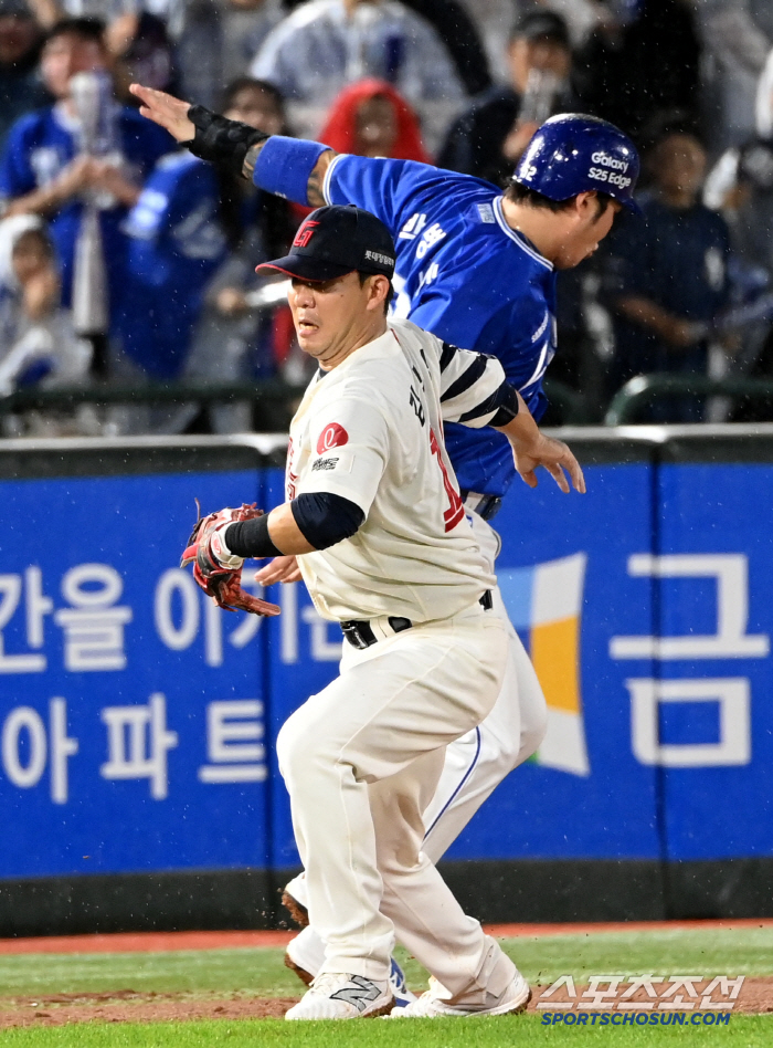 [포토] 김민성과 박병호의 접촉