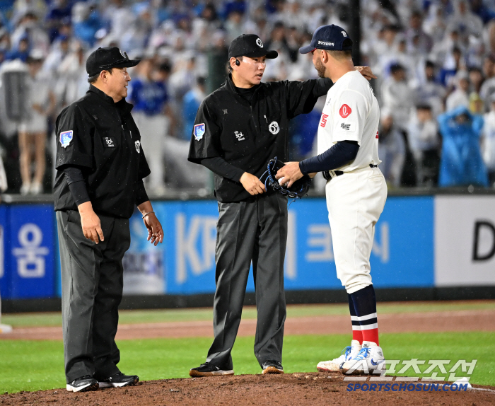 [포토] 장마비 오는 그라운드, 정비 위해 잠시 경기 중단