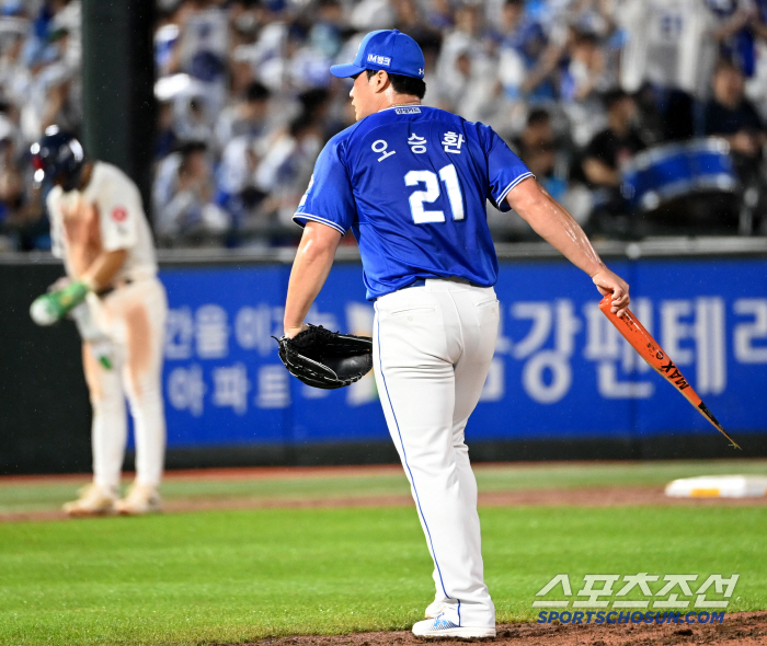 [포토] 오승환, 돌직구에 부러진 배트 직접 들고