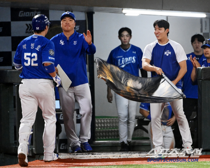 [포토] 사자깃발 든 원태인, 신중한 박병호는 세리머니 자제