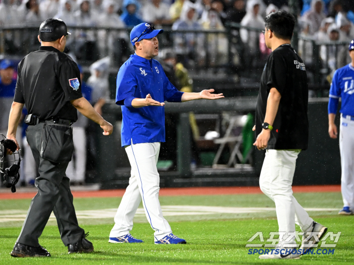 "왜 박병호 아웃이야?" 장대비 속 대혼란에 빠진 사직, 양팀 사령탑은 왜 심판과 마주 섰나…장대빗속 교차된 시선 [부산현장]