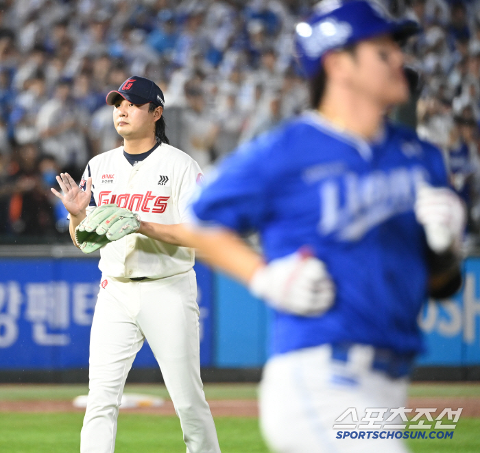 [포토] 8회 막은 정철원, 해냈다!