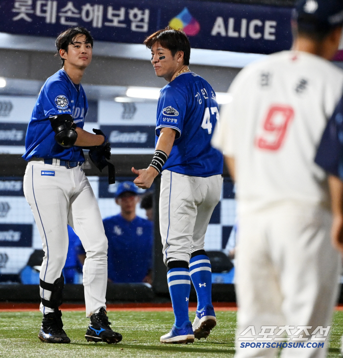[포토] 강민호, 롯데 더그아웃에 엄지 척
