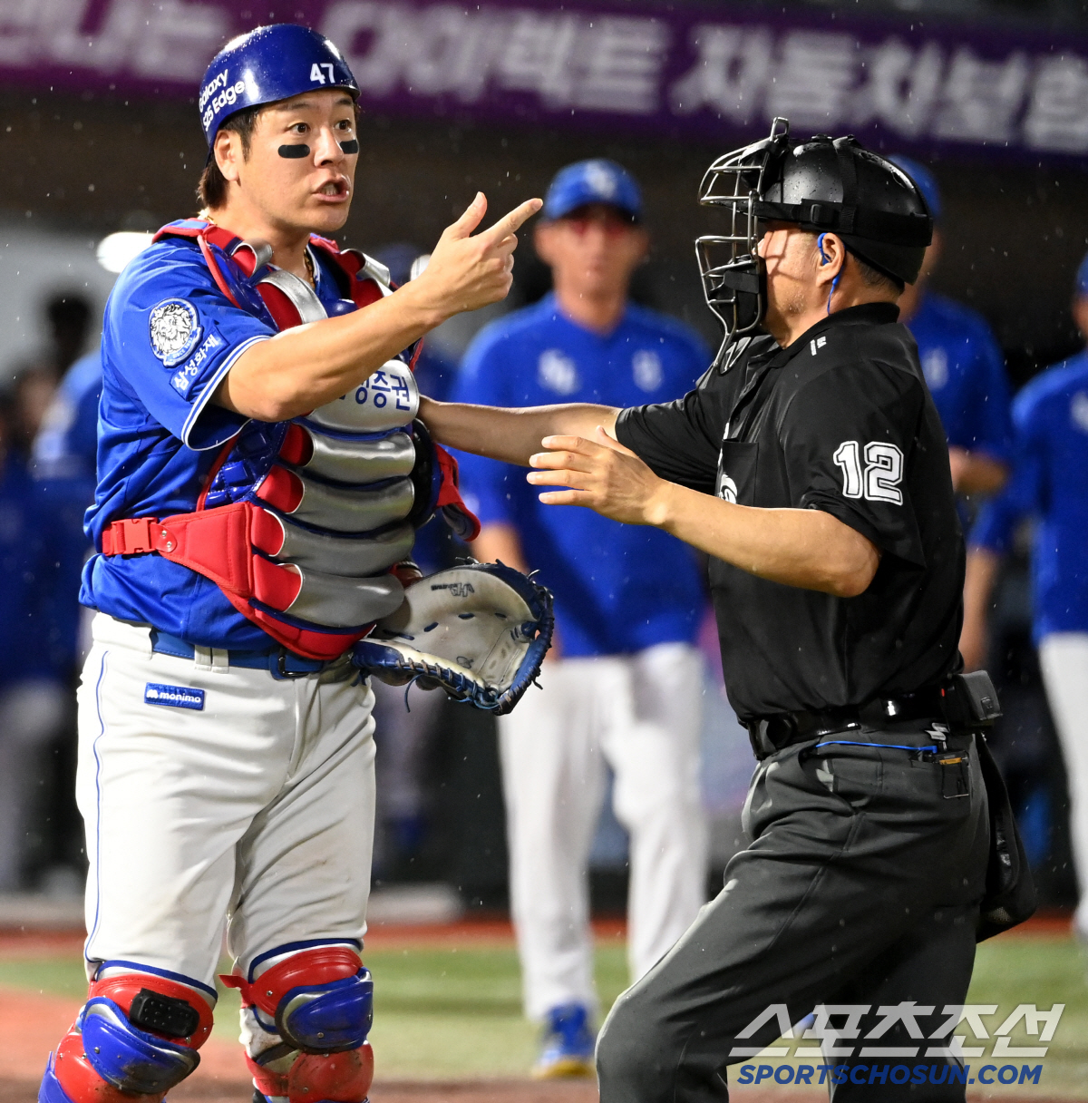 강민호, 갑작스런 1루심 향한 격렬 항의...이유가 뭐길래?[부산 현장]