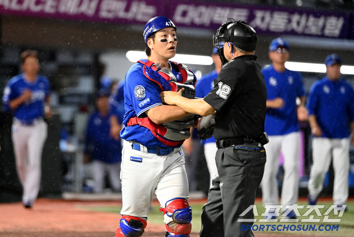 강민호, 갑작스런 1루심 향한 격렬 항의...이유가 뭐길래?[부산 현장]