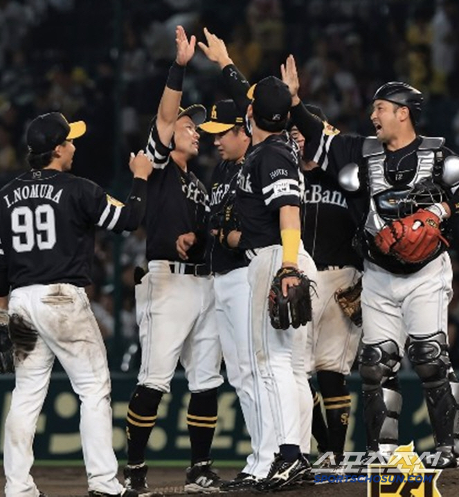 10경기서 '8패' 당하고 여전히 1위, 뒷걸음질해도 선두 '웃픈' 순위…