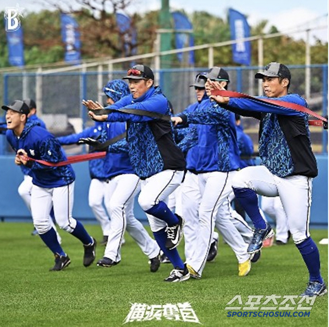 10경기서 '8패' 당하고 여전히 1위, 뒷걸음질해도 선두 '웃픈' 순위…
