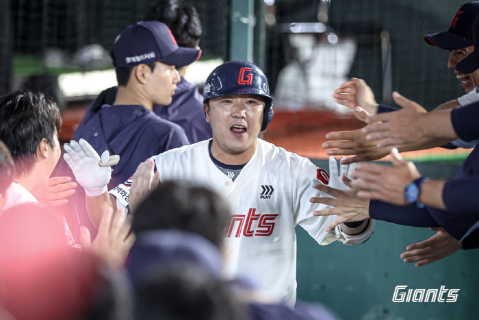 "세게 때리더라고" 하이파이브 대신 철썩! 엉덩이 맞은 김태형 감독의 속…