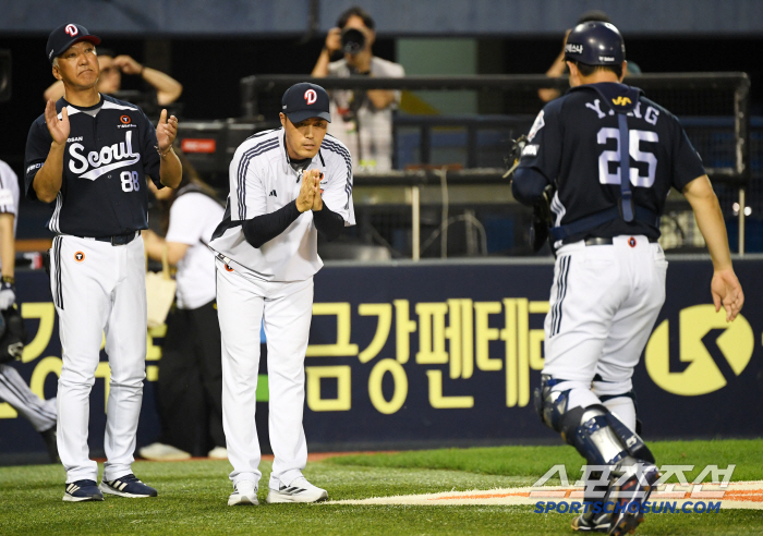 포수만 아는 고통...급소 맞고 주저앉은 양의지, 박동원 사과에 헬멧 '…