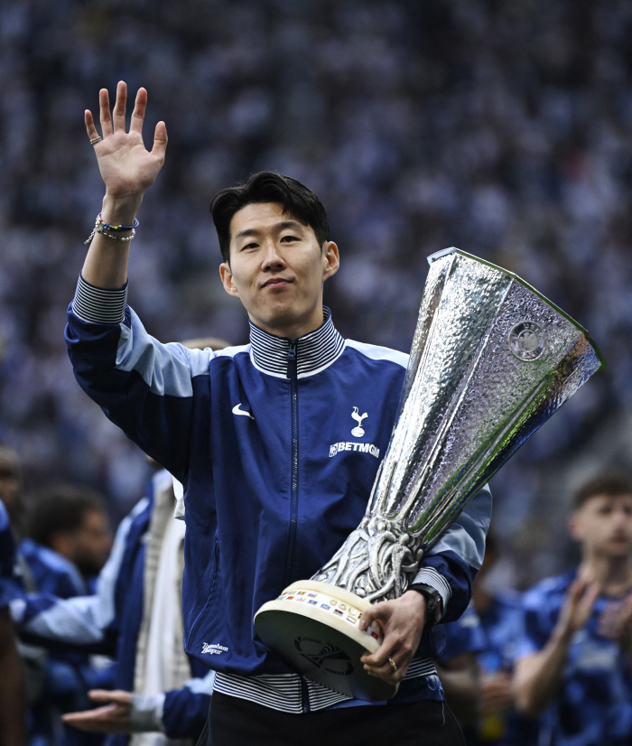 '비르츠 10년 선배' 손흥민, 분데스→EPL 진출 후 역사 쓴 스타 15인 포함…
