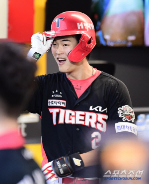 '너무하네' 데뷔 첫 홈런인데... 동료들 무관심에 씁쓸한 미소, 데뷔 6년 차의 첫 홈런 축하는 '그 후 1분 뒤'