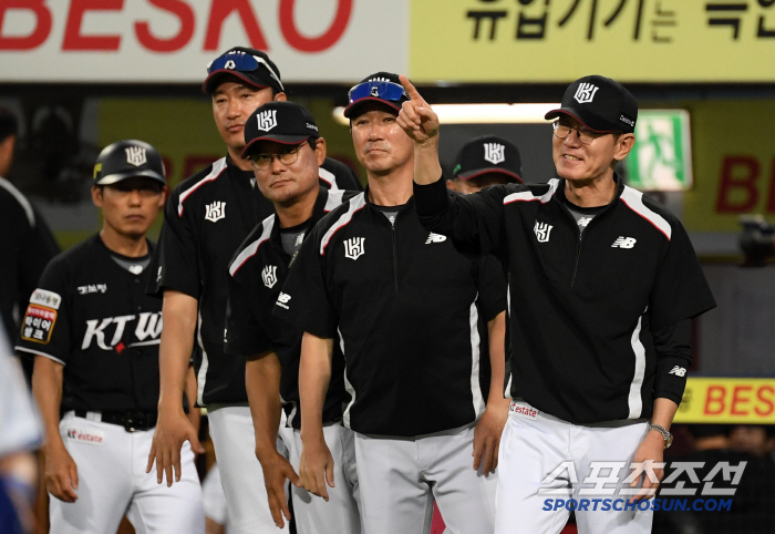 '느그가 프로가' 충격의 8회말, 3번의 밀어내기 사구...최악의 참사로…