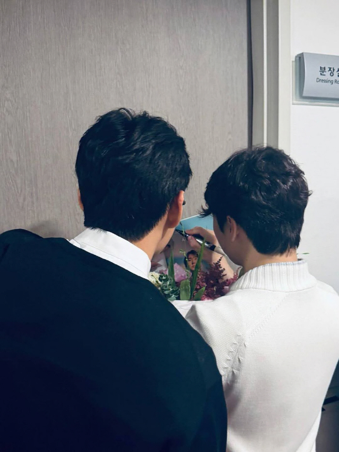 [SCin스타] BTS 뷔도 누군가의 '성덕'이었네..사인받는 '소년팬'…