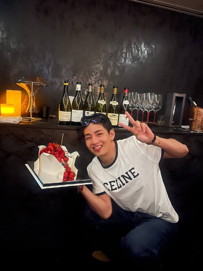 [SCin스타] BTS 뷔도 누군가의 '성덕'이었네..사인받는 '소년팬'…