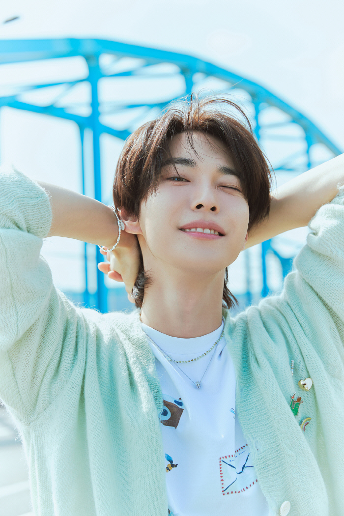 NCT 도영, 신곡 '안녕, 우주'로 음악방송 3관왕…'K팝 대표 보컬'…