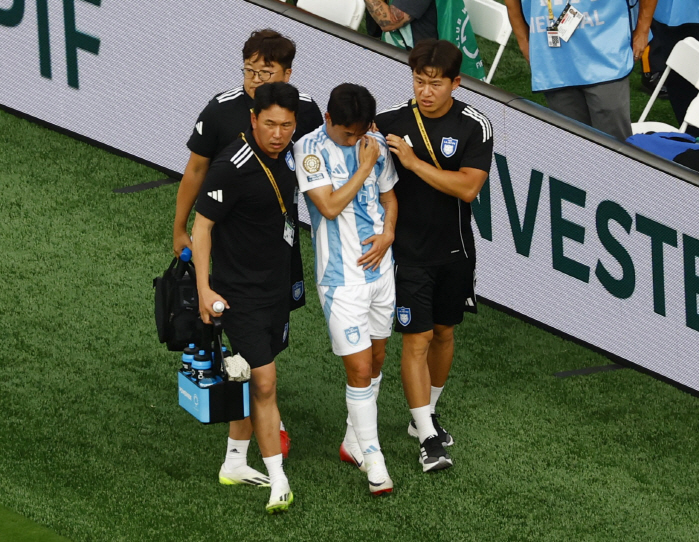 [뉴저지 현장인터뷰]어깨 부상→보호대 찬 엄원상, 1골 1도움에도 연신 …