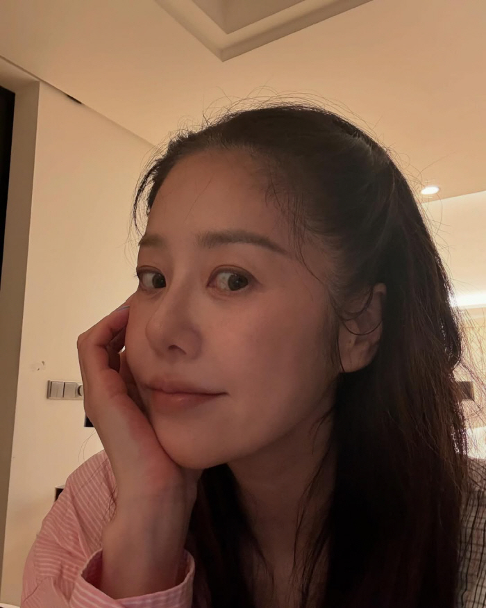 고현정, 셀카 속 드러난 '럭셔리' 家...'모던' 인테리어보다 더 빛나…