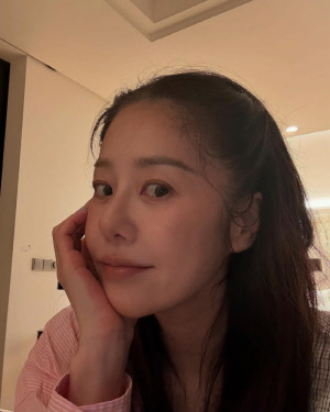 고현정, 셀카 속 드러난 '럭셔리' 家...'모던' 인테리어보다 더 빛나는 동안 미모