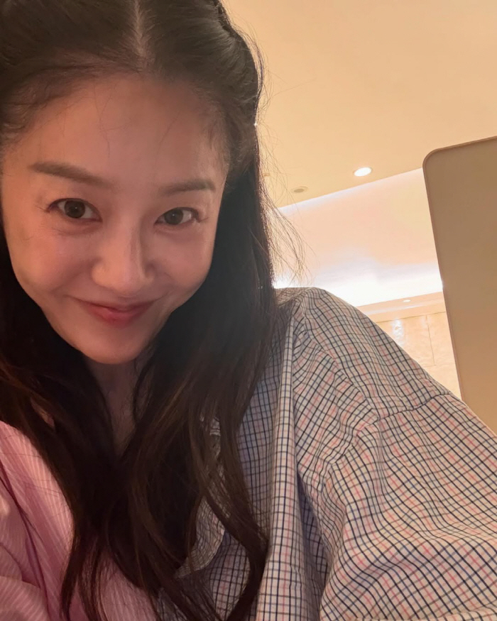 고현정, 셀카 속 드러난 '럭셔리' 家...'모던' 인테리어보다 더 빛나…