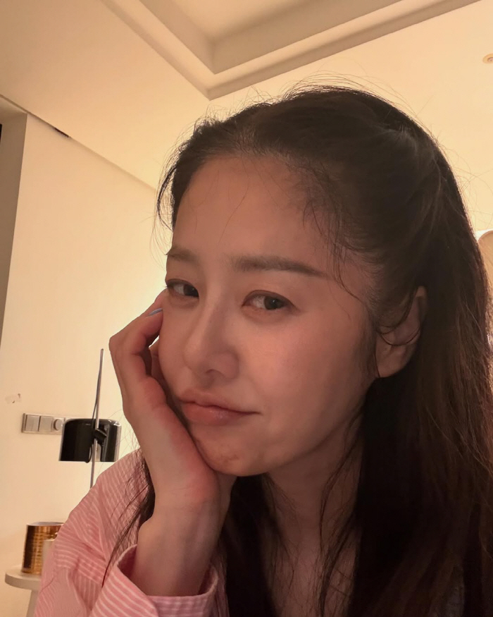 고현정, 셀카 속 드러난 '럭셔리' 家...'모던' 인테리어보다 더 빛나…