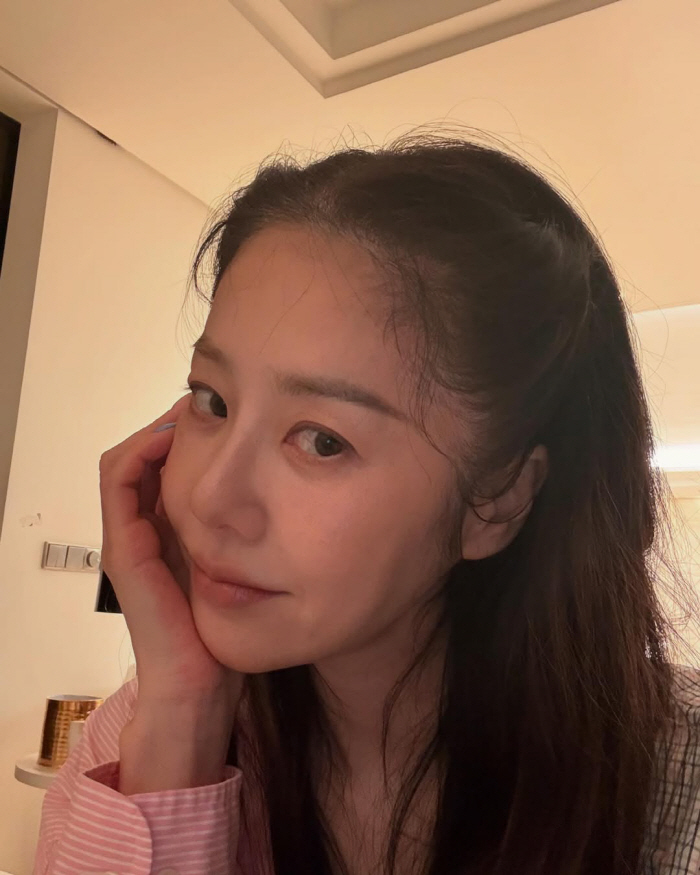 고현정, 셀카 속 드러난 '럭셔리' 家...'모던' 인테리어보다 더 빛나…