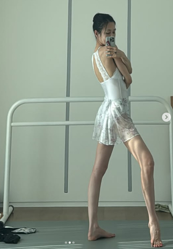 '발레리나 포스가 다르네"…'엄태웅♥' 윤혜진, 발레복 자태→군살 0% …