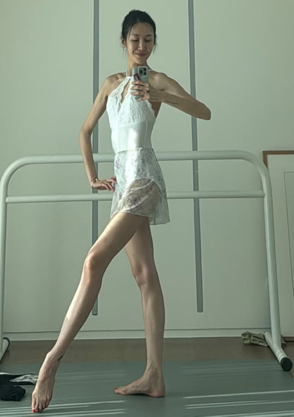 '발레리나 포스가 다르네"…'엄태웅♥' 윤혜진, 발레복 자태→군살 0% …
