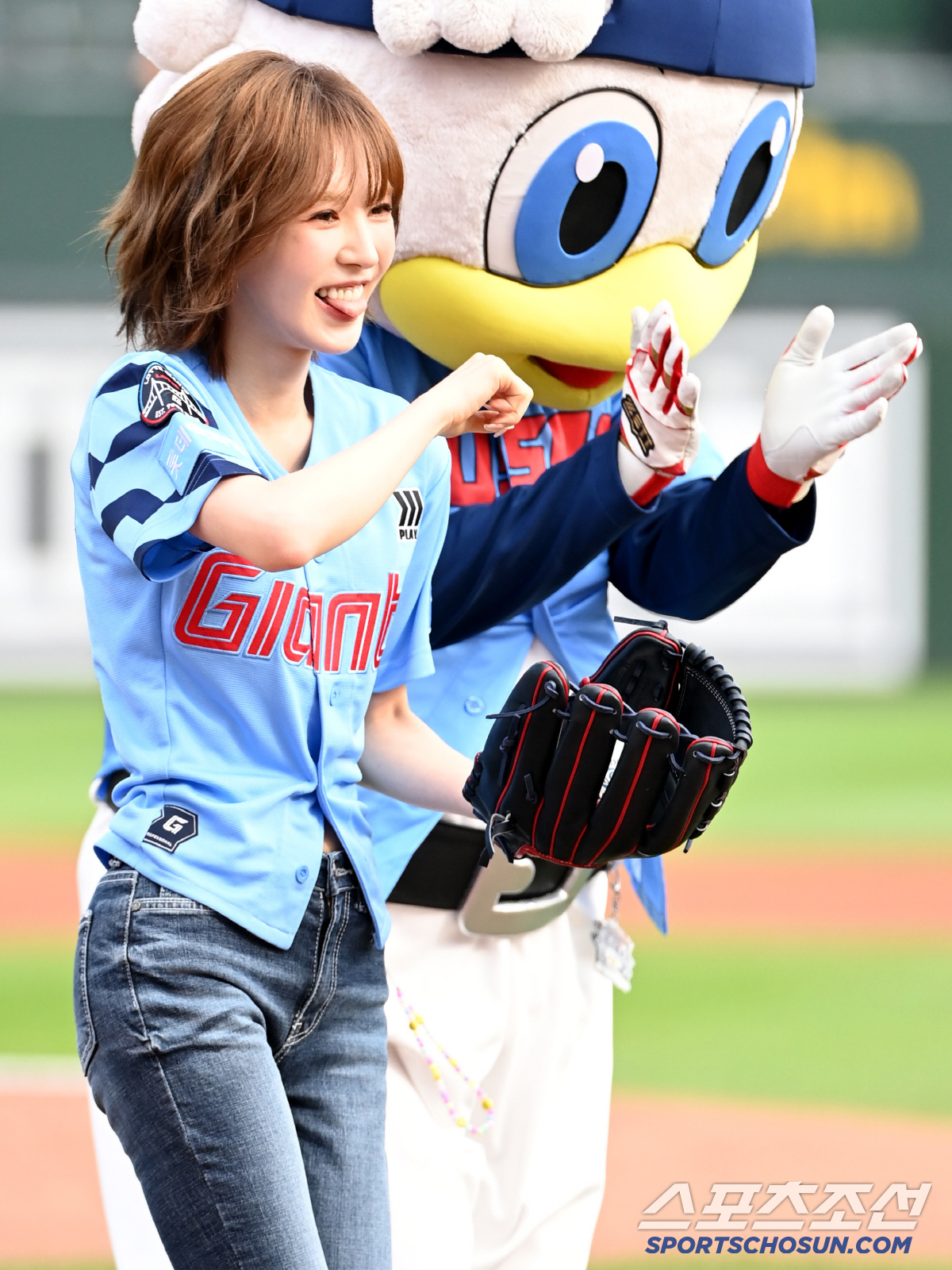 [포토] 웬디, 시구 마치고 쑥쓰러운 미소