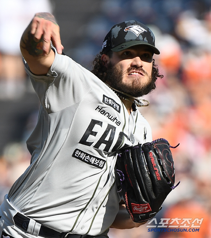 이글스 최초! KBO 7호! 개막 10연승 행진 괴력…"야구는 혼자 하는…