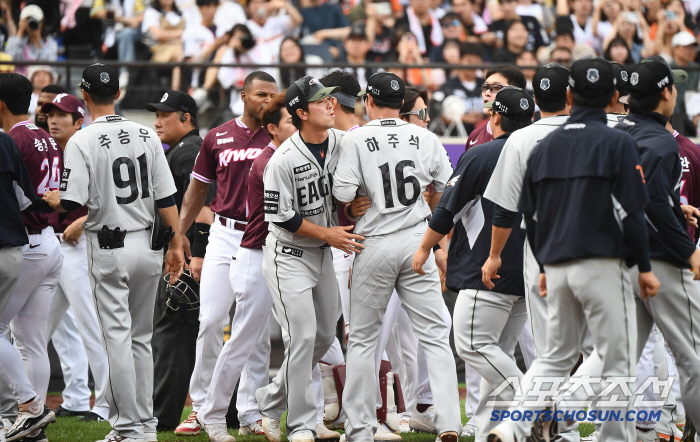 이글스 최초! KBO 7호! 개막 10연승 행진 괴력…"야구는 혼자 하는…