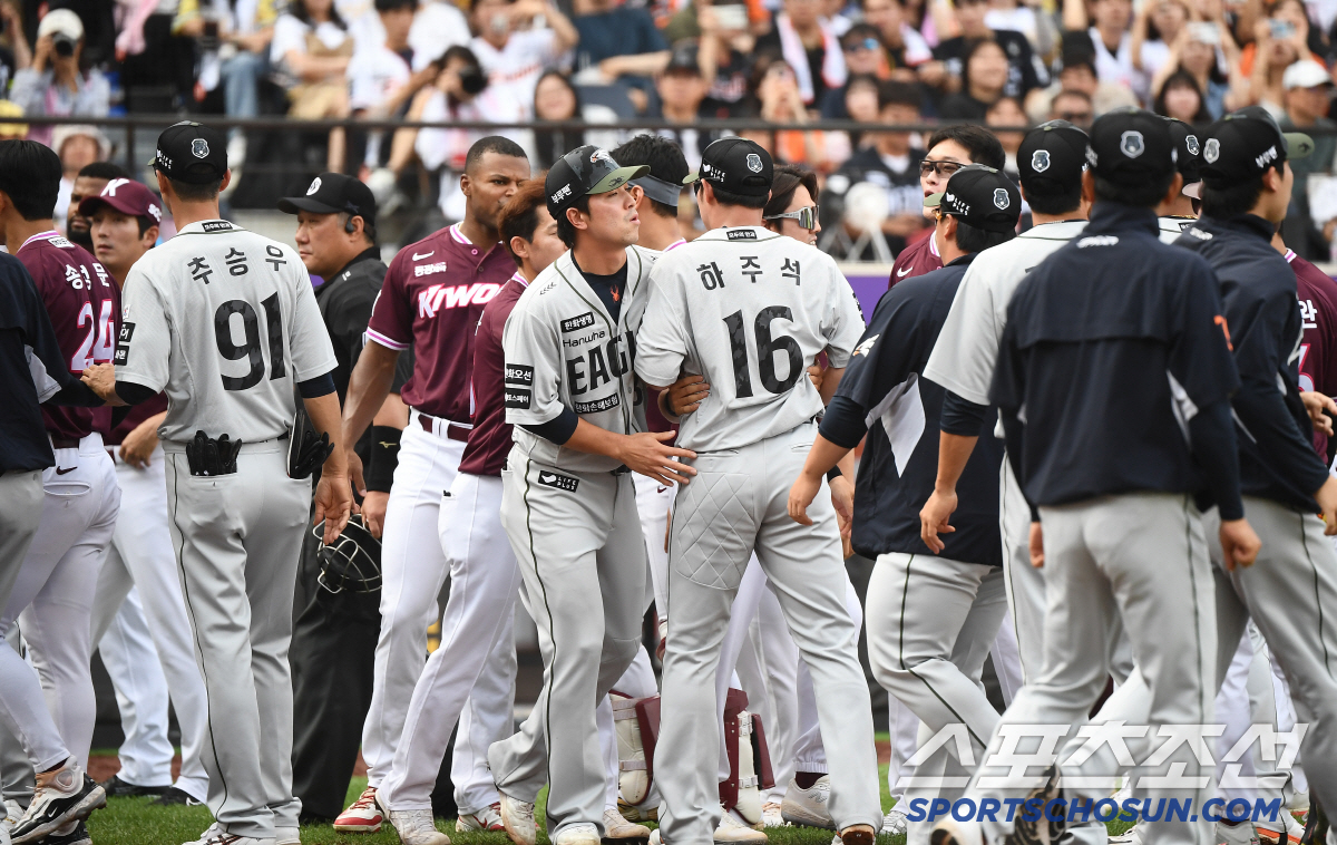 이글스 최초! KBO 7호! 개막 10연승 행진 괴력…"야구는 혼자 하는…