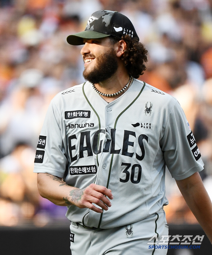 이글스 최초! KBO 7호! 개막 10연승 행진 괴력…"야구는 혼자 하는…