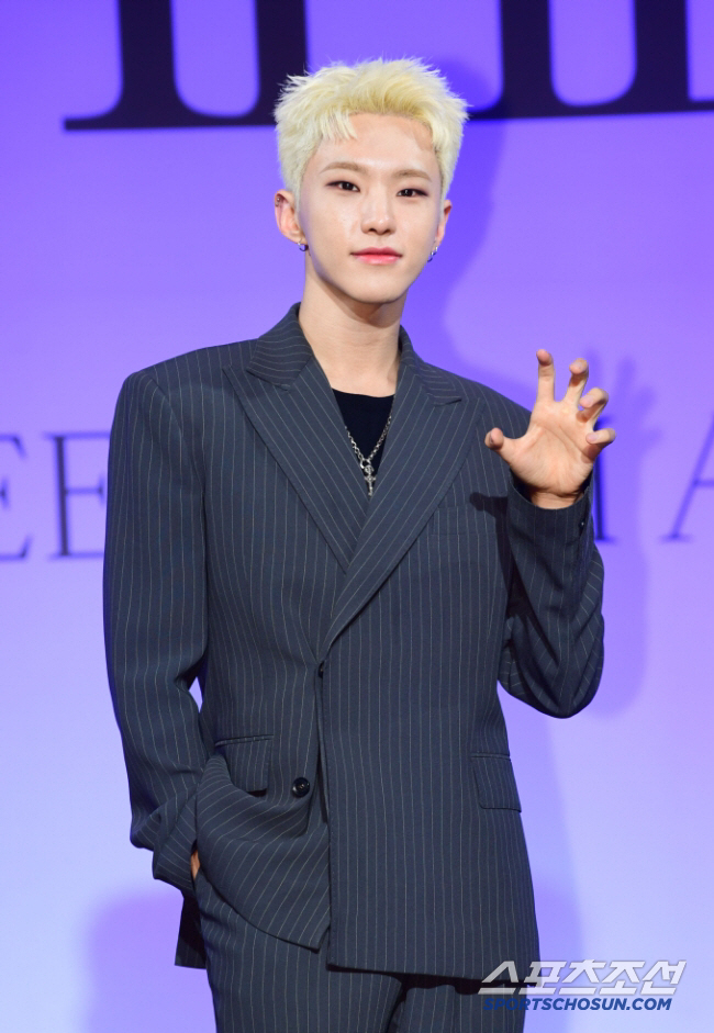세븐틴 호시, 올 하빈기 군 입대..본명 '권순영' 명찰 받고 