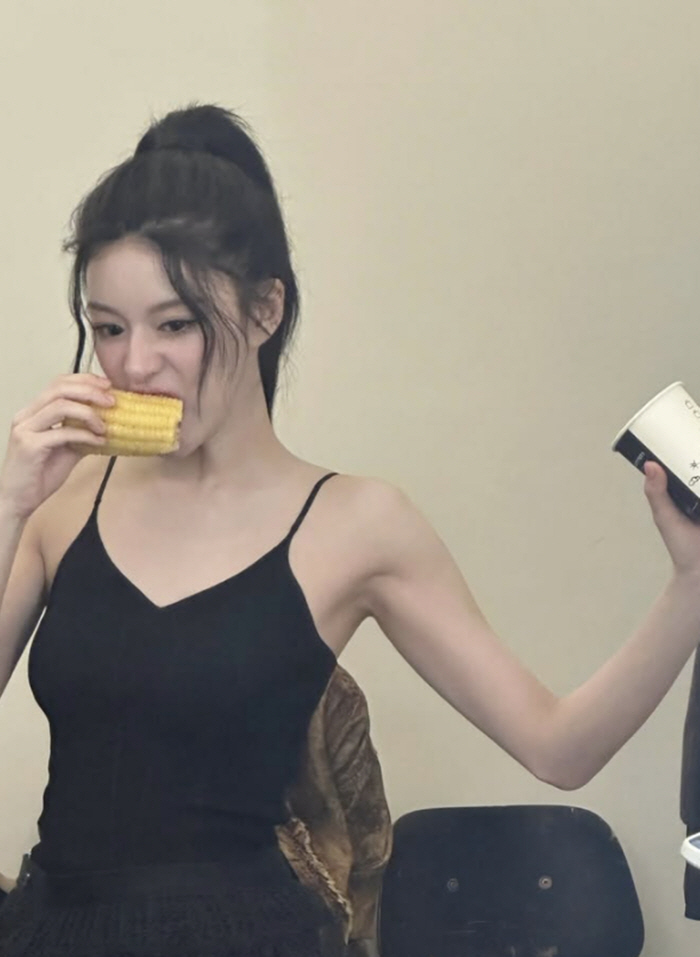 [SCin스타] 고윤정, 자기관리 끝판왕..옥수수 뜯으며 이두·삼두 근육 자랑
