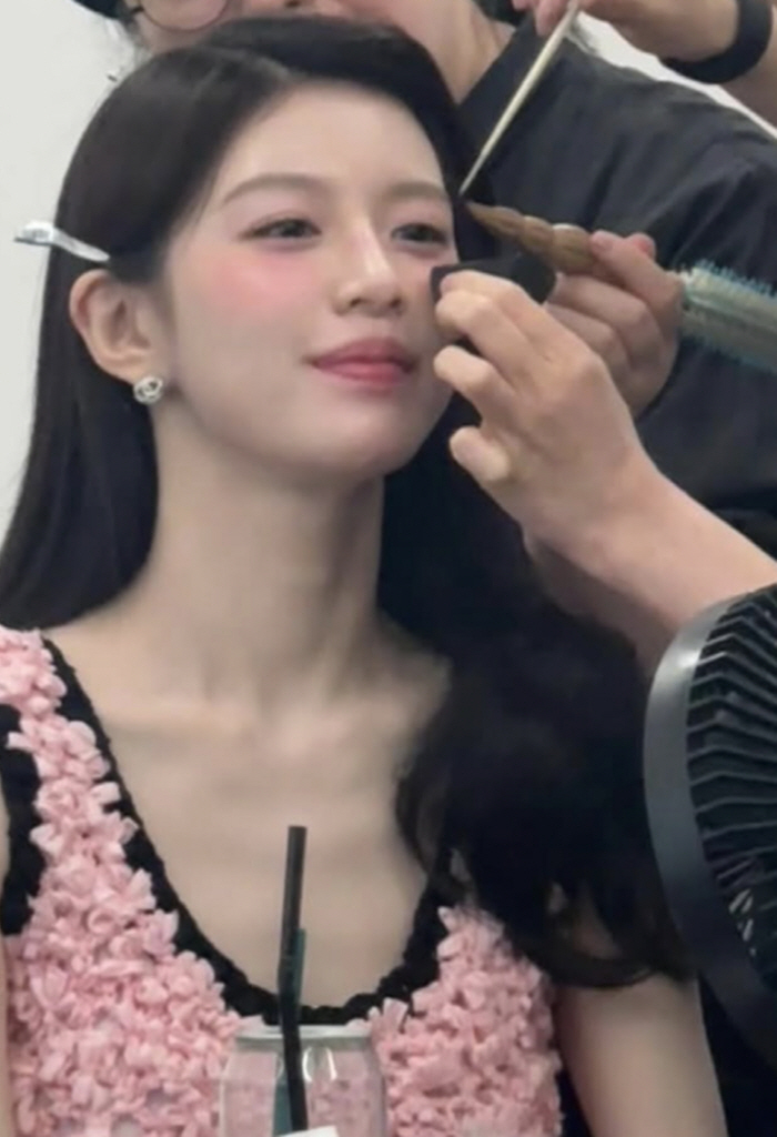 [SCin스타] 고윤정, 자기관리 끝판왕..옥수수 뜯으며 이두·삼두 근육…