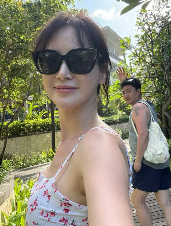 [SCin스타] “몸매 미쳤네” 46세 이혜원, 수영복 입고 ♥안정환과 …