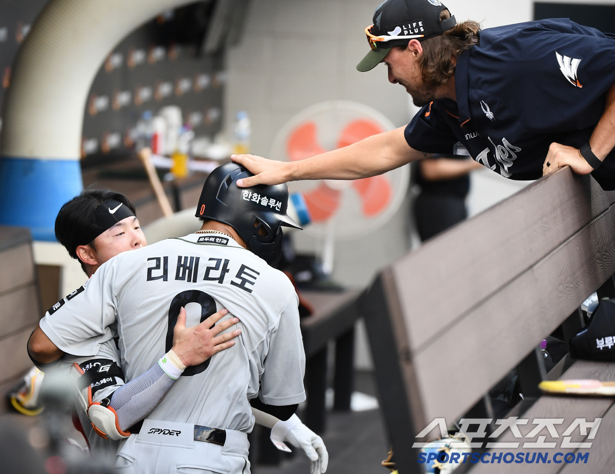 홈런 1위·우승 외인 조언 장착, 우승 기운까지 있다…임시라고? "6주 …