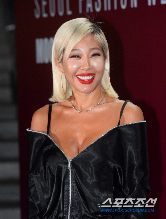 제시, '팬 폭행 방관' 8개월만 국내 복귀..스스로 '뉴스 속보' 기습…