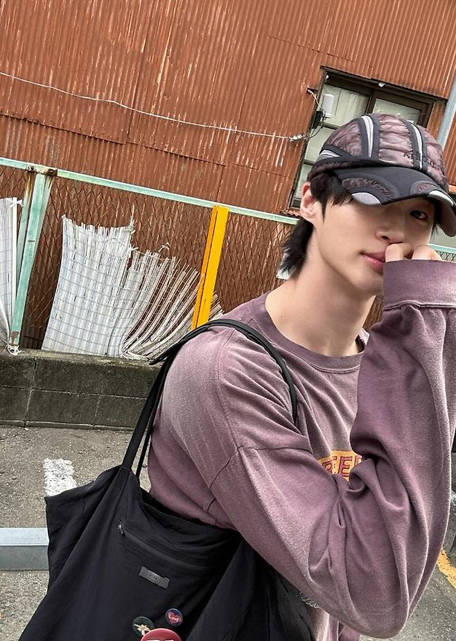 "산타 할아버지, 변우석 주세요"…여행 중에도 입덕 부르는 '훈훈' 비주…
