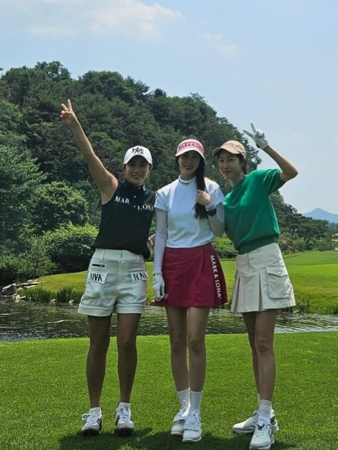 '비♥'김태희, 이런 시누이였어?…레드 골프룩 입고 올케와 라운딩[SCi…