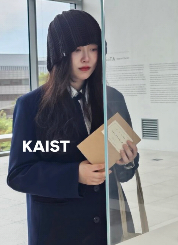 구혜선, 한여름에도 털모자+정장 패션..계절 초월한 '예술가 포스'