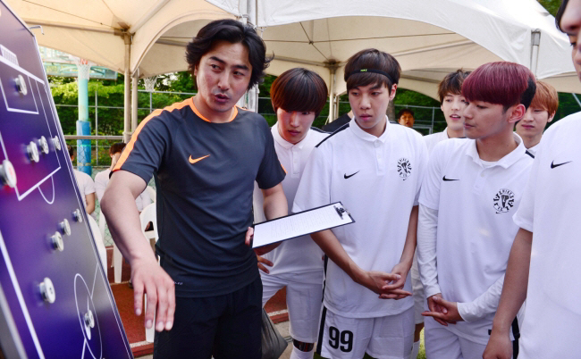 대학축구 디렉터로 변신 '반지의 제왕' 안정환 "포기하는 선수 많아 안타…