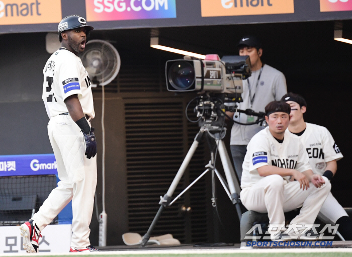 '주심 욕설 퇴장' 에레디아, "욕 안 했다"…사령탑, "불필요한 행동 …