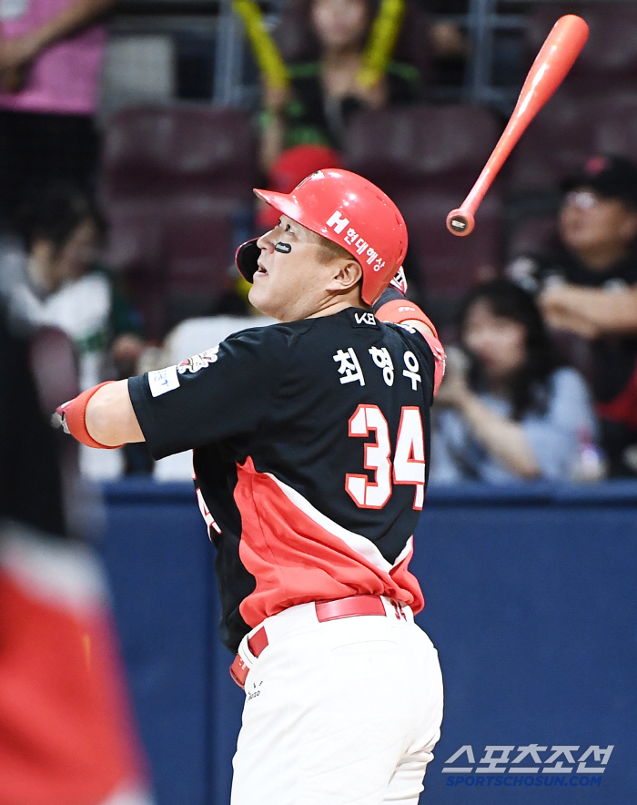 '이러니 42세에 올스타다' 최형우, 키움전 선제 스리런포 작렬...KBO 최초 1700타점 