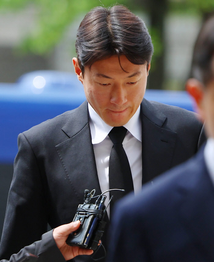 '불법 촬영→징역 1년+집행유예 2년' 황의조, 커리어 끝날 위기...6월 계약 만료, FA 미아 가능성