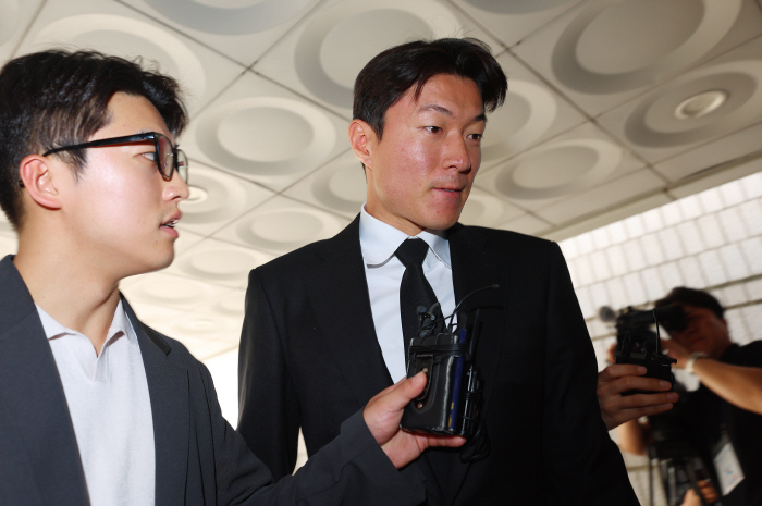 '불법 촬영→징역 1년+집행유예 2년' 황의조, 커리어 끝날 위기...6…