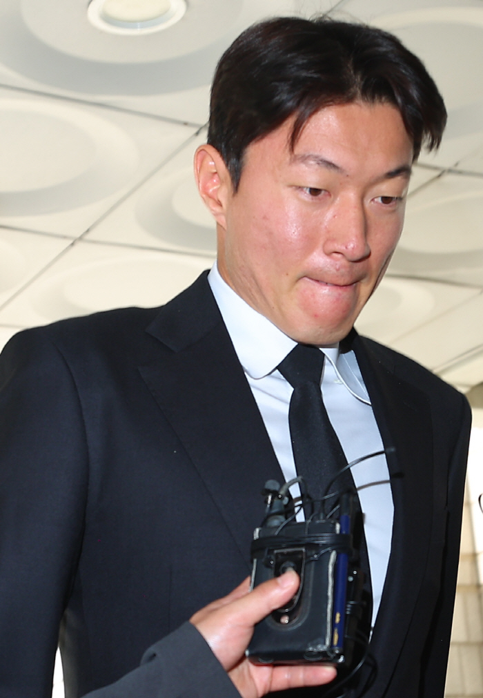'불법 촬영→징역 1년+집행유예 2년' 황의조, 커리어 끝날 위기...6…