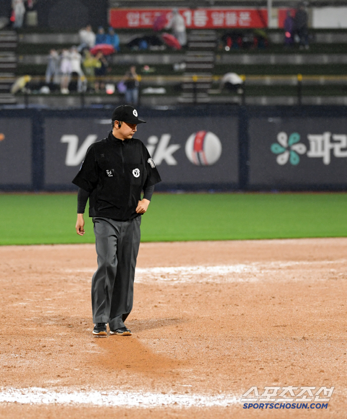 잔루가 도대체 몇 개야.. LG, 0-1 강우콜드 당해도 할 말 없었다