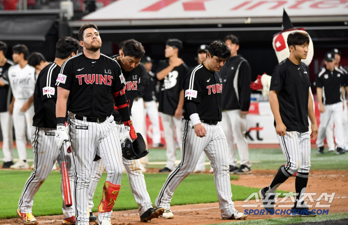 잔루가 도대체 몇 개야.. LG, 0-1 강우콜드 당해도 할 말 없었다