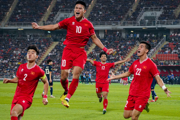 韓-日도 비상! 亞 축구판을 흔든다..."법까지 바꿔서 귀화 추진"→"1…